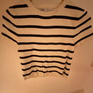 Zara stickad tröja - Supersnygg stickad t-shirt från Zara💁‍♀️Jag har L i denna tröja men har S vanligtvis.