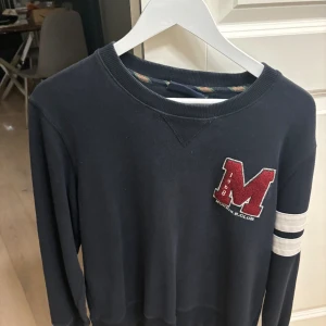 Morris tröja  - Morris sweatshirt i fint skick. Sparsamt använd, mest legat i garderoben. 