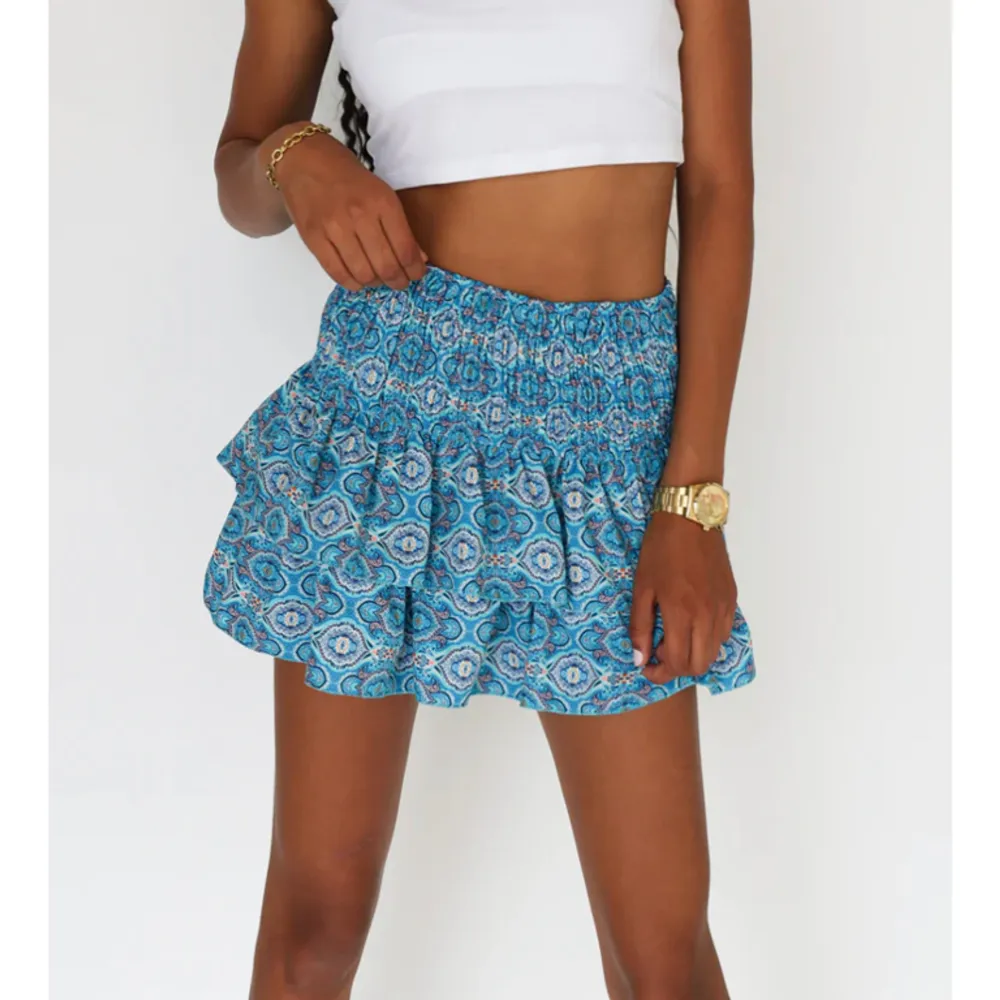 Säljer denna jättefina kjol nu till sommaren! Passar tyvärr inte mig, endast testad på och är som ny! . Kjolar.