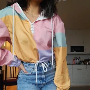 Tunn jacka - Väldigt fin jacka som är mer till för stil än funktion då den är väldigt tunn (se bild 3). Knappt använd.