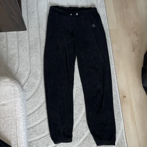 Svarta velourmjukis  - Superfina mjukis i velour. Fickor på rumpan och resår längst ned vid anklarna. Storlek 170, passar xs-s. Fint skick!