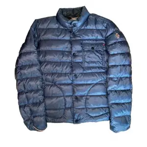 Hej! Säljer nu denna riktigt snygga moncler jackan | Perfekt nu till våren | Skick 8/10 | Size 5 men passar M/L | Har du några frågor eller funderingar är det bara att höra av sig🙌🤝