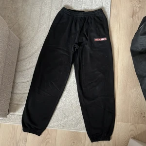 Svarta mjukis  - Mjukisbyxor med resår i midjan och vid fotknölarna. Använt men gott skick!