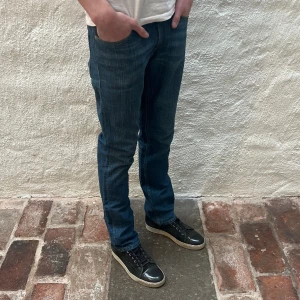 Levis 511 - Levi’s jeans 511 i färgen blå. Storlek 30/34 och modellen på bilden är 182 cm. Fint skick, nypris 1099, köp för endast 299kr.  Fast pris gäller🤝