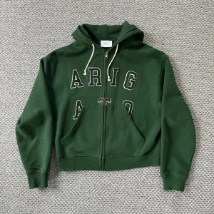 Axel Arigato tröja  - Köpt på Arigatos hemsida för ca 2700kr. Nyskick! Kontakta mig vid frågor och funderingar.  