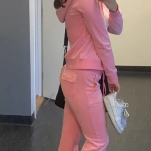 Rosa juicy couture set - Säljer detta rosa juicy setet då de ej kommer till användning längre. Materialet e slitet samt har några små fläckar på. Skriv om bilder på de🥰pris går att diskutera