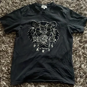 Kenzo tröja  - Säljer denna Kenzo tröjan som inte säljs längre med en mocka logotyp som är använt ett par gånger, .Nypris 1500kr. Skick 8/10. PRISET ÄR EJ HUGGET I STEN!