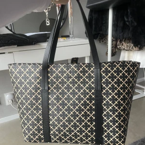 By Malene Birger - Jätte fin och trendig västa från by malene birger. Väskan är köpt i deras butik i Köpenhamn för 3000 kr. 