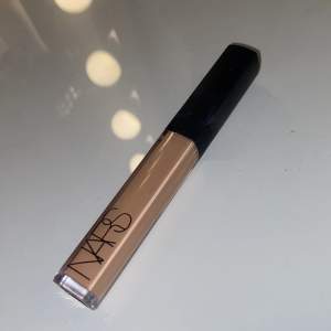 Säljer Nars radiant creamy concealer eftersom jag inte har nån användning för den. Köpt på Sephora för 359 kr och jag har använd den två gånger så den är ju full. Färg: Medium. Säljer billigt då jag vill spara pengar :)