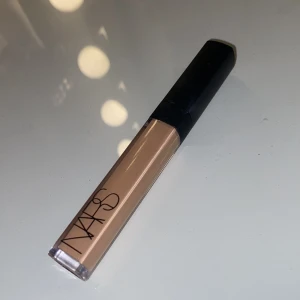 Nars Concealer - Säljer Nars radiant creamy concealer eftersom jag inte har nån användning för den. Köpt på Sephora för 359 kr och jag har använd den två gånger så den är ju full. Färg: Medium. Säljer billigt då jag vill spara pengar :)