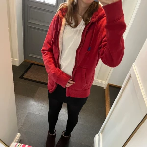 Röd kofta - Röd zip hoodie från Abercrombie & Fitch i storlek M. Fint skick. Använd gärna köp nu!