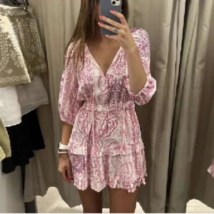 Zara klänning - Helt oanvänd super söt zara klänning som inte säljs längre! 😍storlek m men passar mig som vanligtvis har s!! (första bilden är lånad) 