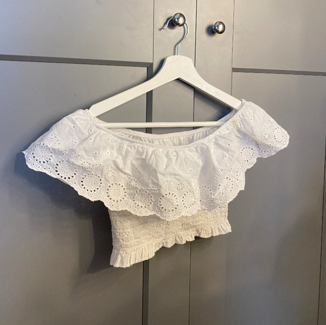 Vit kort Off shoulder tröja