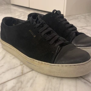 Arigato skor  - Dessa feta par Arigato skor har hållts i fint skick, ungefär 8/10.  Nypris för dessa skor är mellan 2-2,5 tusen. Ställ frågor ifall ni har några