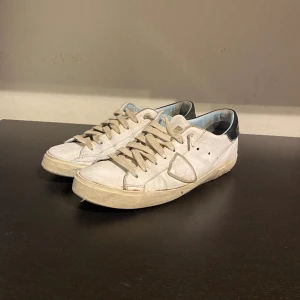 Philippe model skor - Säljer dom här tvär feta Philippe model skorna bara skorna men självklart äkta är ganska slitna men dom har mycket kvar att ge kan gå ner i pris vid snabb affär hör av dig vid minsta fundering!