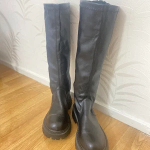 Konstläder, boots- Helt nya  - Säljer dessa läder kängor. Helt oanvända och otroligt nya, säljer eftersom ingen har den storleken i vårt hushåll.  Storlek: 40 Färg: svart   