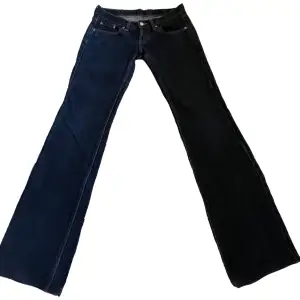 Priset är förhandlingsbart vid snabb affär!! Säljer ett par mörkblå levi’s jeans i modellen ”593”, de är i strl. W28/L32 men passade mer som W26/L30. Har inga bilder på då de inte passade, hör av dig vid intresse💗