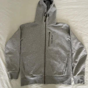 Sail racing zip hoodie - Säljer denna tröja då den inte används längre. Nypris på tröjan 1500kr. Skriv pm för mer frågor