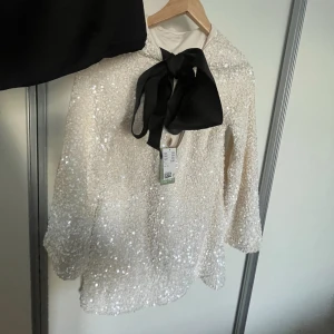 Glittrig klänning H&M - Endast provad, prislapp kvar💕