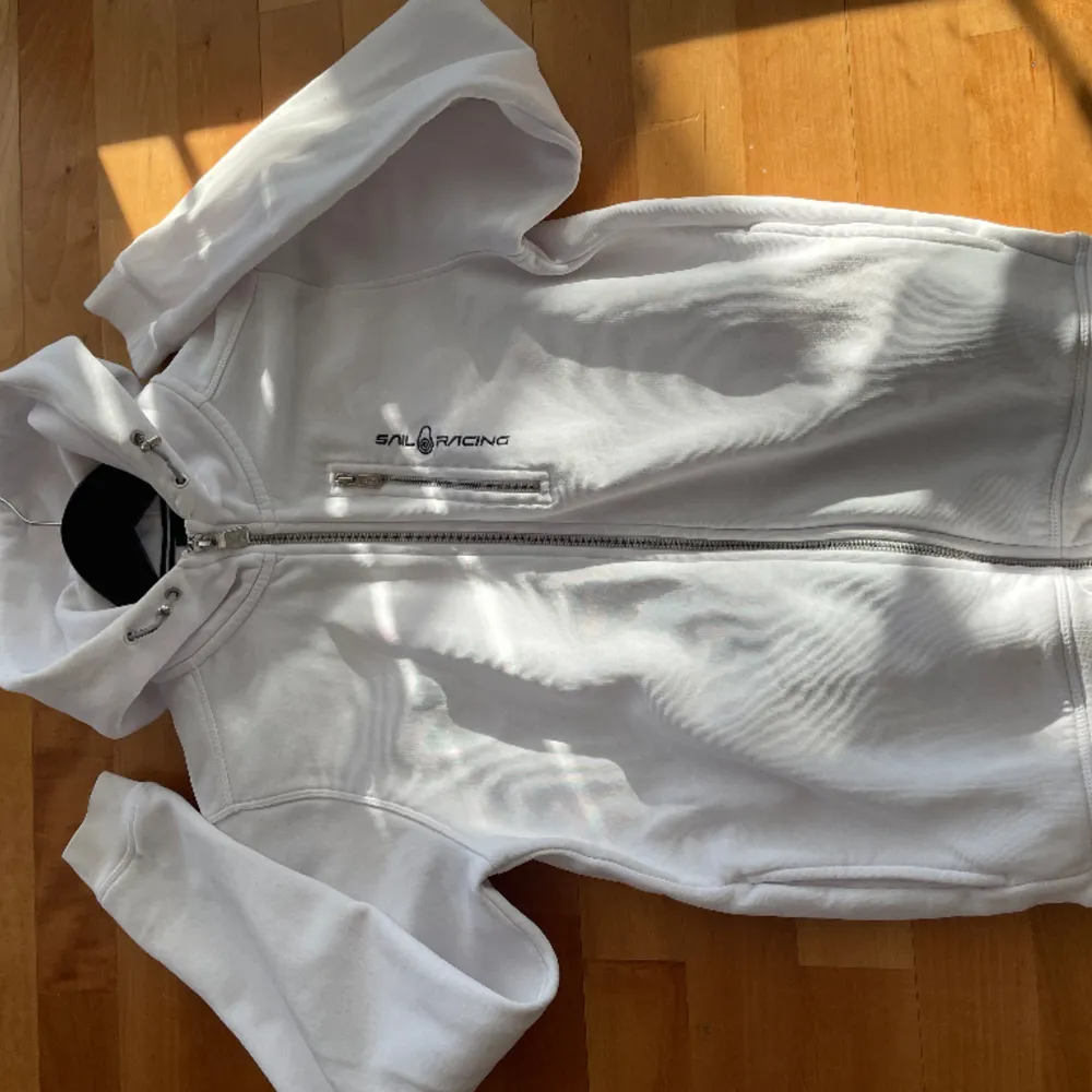 En zip hoodie från märket sail racing. Säljer för att den är för liten. Köpt för 1000 kr på sail racing.  . Hoodies.