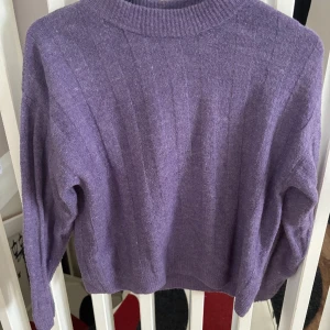 Stickad tröja - Lila stickad tröja från Monki i storlek xs