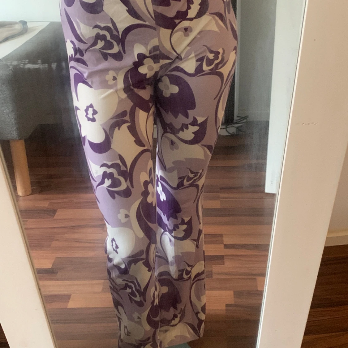 Lila mönstrade byxor