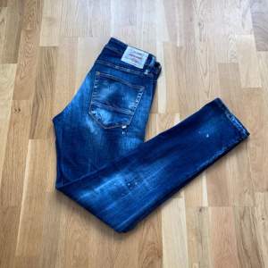 Snygga jeans ifrån jack and jones med snygga slitningar och detaljer, slimfit passform.