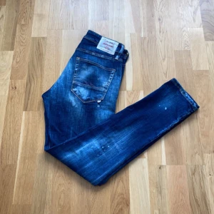 Jack & jones jeans - Snygga jeans ifrån jack and jones med snygga slitningar och detaljer, slimfit passform.