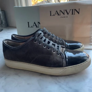 Lanvin skor - Feta lanvin skor som inte används längre. Lite skavanker men har mycket kvar att ge! Storlek 45. Nypris 4299 mitt pris 2099kr! Vid frågor/funderingar är de bara att skriva!