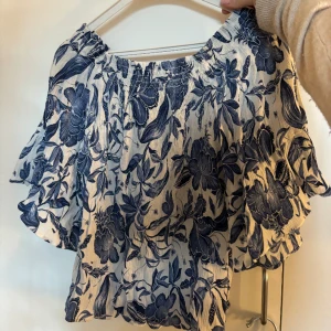 Blus - Fin blus, endast använt en gång så nästan som ny! Köpt på hm för länge sen så denna säljs inte längre. Nypris 300