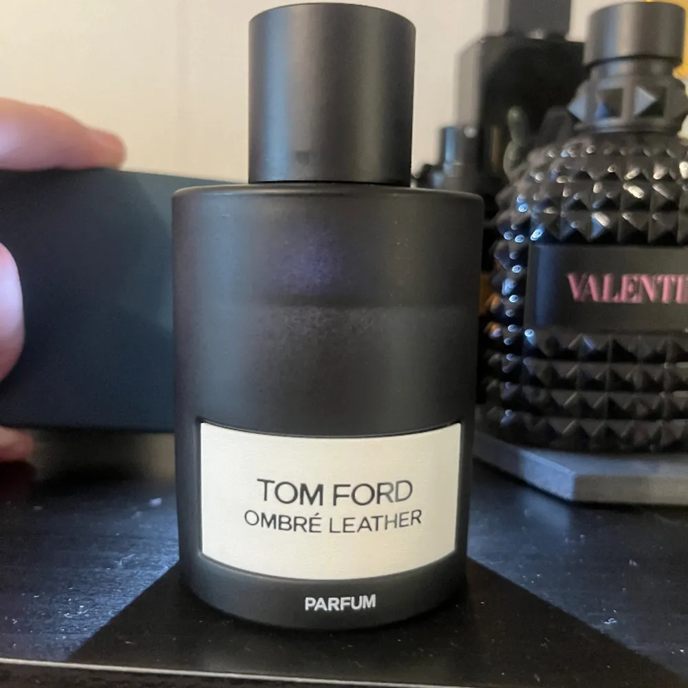 Hej! Säljer nu min Tom Ford Ombré Leather Parfum en riktigt fin parfym, 70 ml kvar av 100 ml! Ny pris på en 100 ml kostar 2 515 kr, hör av er vid intresse! 😃. Övrigt.