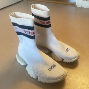 Vetements sock sneakers - Skor från Vetements i fint skick, finns lite små fläckar som är synliga på bilderna. Inköpta för cirka 5000 kronor.  Säljes för 950 kronor inklusive frakt! 