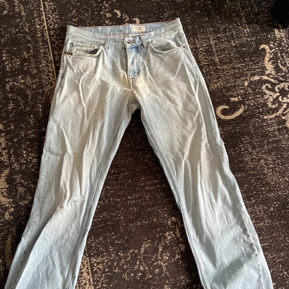 Säljer nu dessa tiger of Sweden jeans som jag använt ett fåtal gånger och skicket är 8/10. Storleken är W32 L34. Nypris 1399. Bara höra av sig vid frågor eller funderingar, pris kan absolut diskuteras.. Jeans & Byxor.