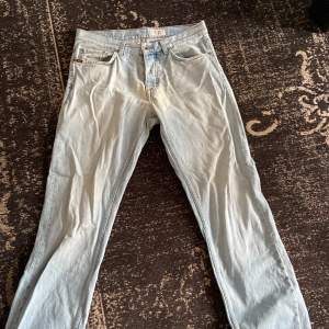 Säljer nu dessa tiger of Sweden jeans som jag använt ett fåtal gånger och skicket är 8/10. Storleken är W32 L34. Nypris 1399. Bara höra av sig vid frågor eller funderingar, pris kan absolut diskuteras.