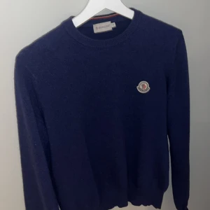 Moncler Tröja - Tja, säljer denna riktigt snygga stickade moncler tröjan då den är för liten för mig. Fint skick utan defekter i strl S. Äkthetsbevis finns. 