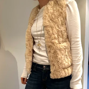 Päls väst  - En svin snygg beige väst💕 Västen är i toppen skick och har inga defekter🩷 pris 350
