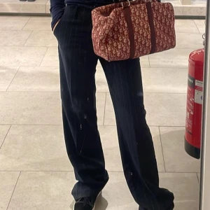 Kostymbyxor - Säljer mina jättefina randiga kostymbyxor i mörkblå färg. Storlek XS från Pull & Bear. 