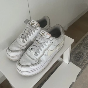 Nike Air Force snap shadow - Storlek 39. Något använd. 700kr pris kan diskuteras vid snabb affär. Finns i Uppsala du betalar för frakten om den ska skickas. 