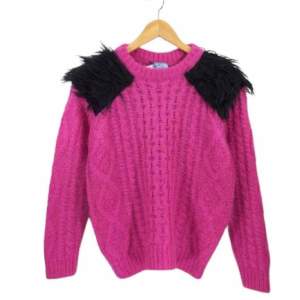 Prada Fall 2019 Menswear (Frankenstein collection) Fuschia mohair knit with faux fur on shoulders Storlek it40, sitter oversized  Unisex 