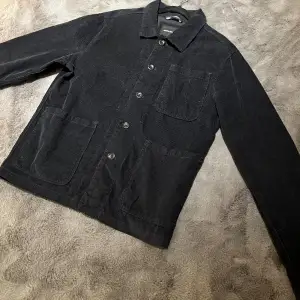 Säljer nu min Jack And Jones overshirt i Manchester material. Overshirten är nästan aldrig använd. Storlek S. Hör av er om ni har någon fråga!