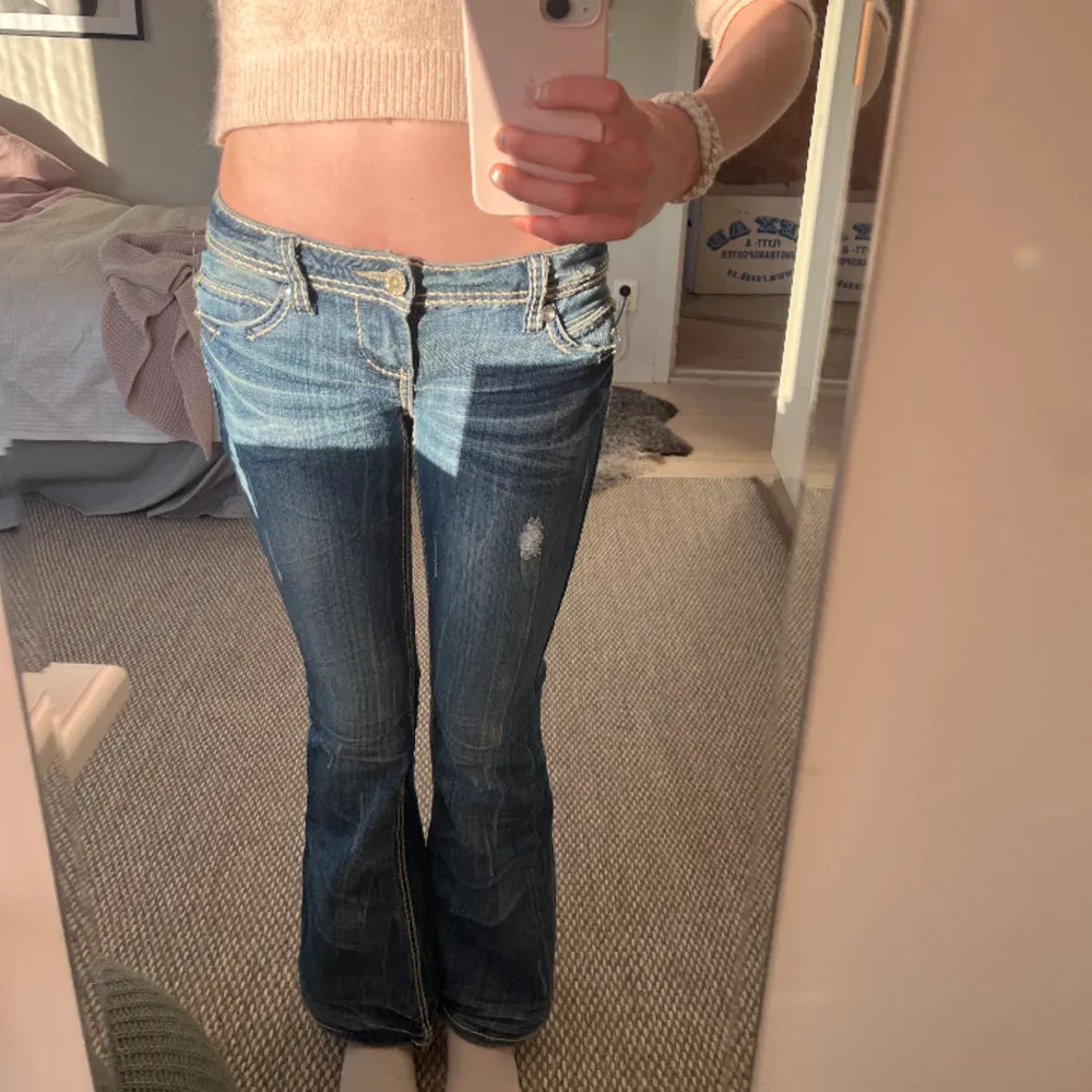 Säljer ett par sjukt lågmidjade jeans som är bootcut. Modellen är 177 cm, jeansen är lite förkorta på henne. Innerbenslängd 84,5 cm. Midjemått tvärs över är 34 cm. Skriv för fler frågor eller bilder❤️. Jeans & Byxor.