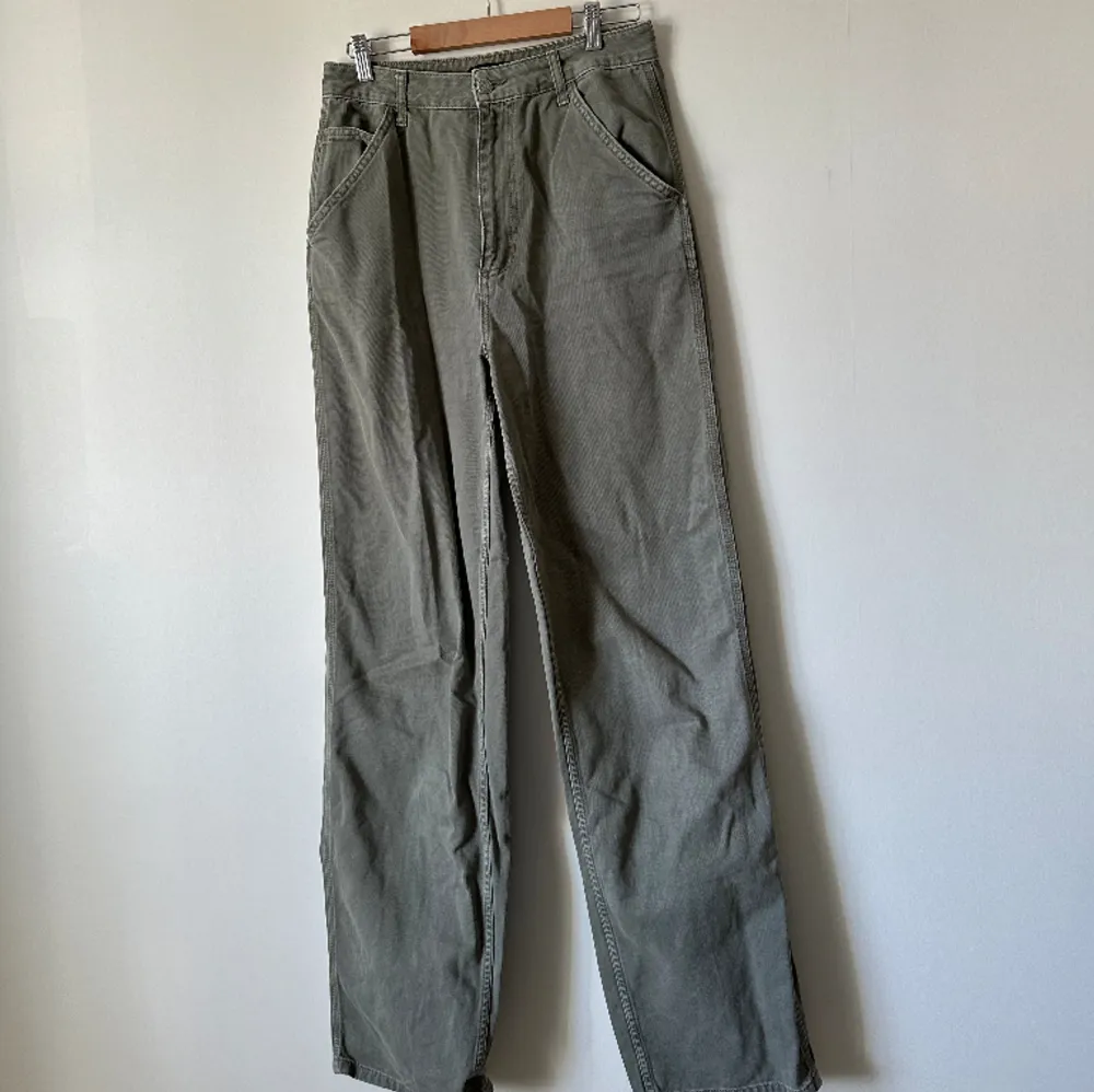 Snygga gröna byxor i en oversized modell. Högmidjade och utan stretch i en lång modell (ca 90cm innerben). Perfekt att styla tillsammans med en oversized hoodie 💕. Jeans & Byxor.