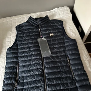 Helt ny colmar väst - Conditon: 10/10 aldrig testad Tags och allt är med Så klar äkta  Storlek 60/68 Nypris 2000 kr
