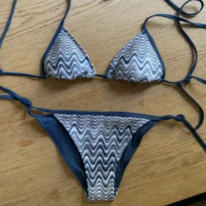 Missoni liknande bikini  - Säljer denna otroligt snygga bikini från hm som inte längre säljs! Storlek 34 i underdelen och 36 i överdelen! Jättefint skick 