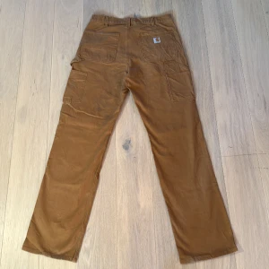 Carhartt carpenter pants  - Carhartt carpenter pants säljes i storlek 34x36. Ett hål enligt bild men lätt att fixa för den som vill. Fler bilder kan ordnas och det är bara att fråga på