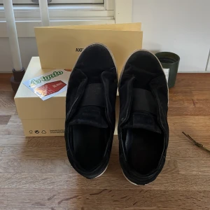 Axel arigato skor - Tjena säljer nu mina arigato slår eftersom skorna inte kommer till användning längre. Skorna har sko storleken 42 och är lite slitna men ändå i hyfsat skick och användbara. Hör av er vid fler frågor och funderingar