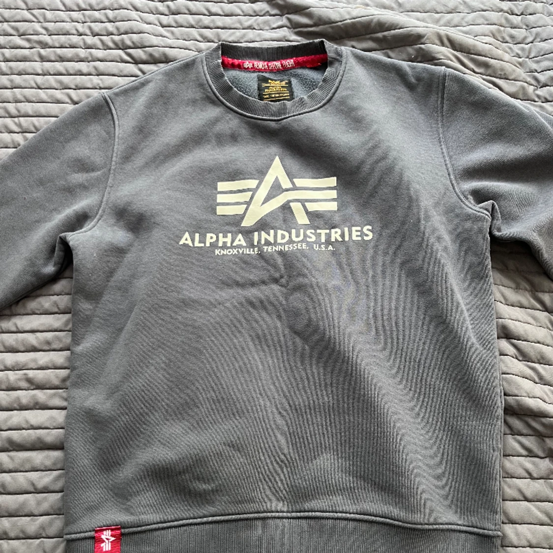 Grå Alpha Industries tröja, stl M