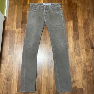Jacob cohen jeans - Jacob Cohen jeans Skick 9/10  Storleken är 30/34 men passar mer som 31/32 skulle jag säga Hör av dig vid minsta lilla fråga  Priset är inte ristat i sten 