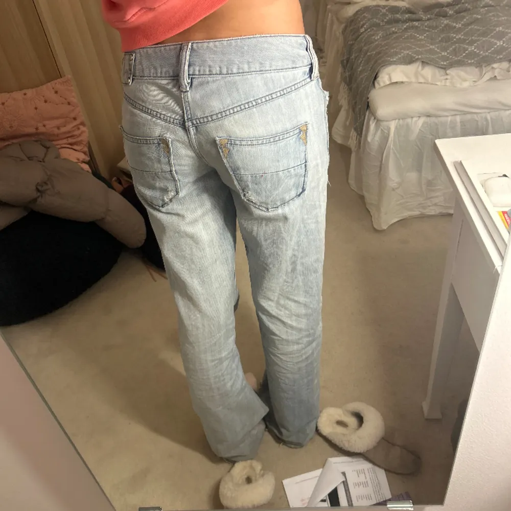 Säljer dessa sjukt snygga lågmidjade diesel jeans då jag har många liknande. Jag är 170 och de är långa på mig. . Jeans & Byxor.