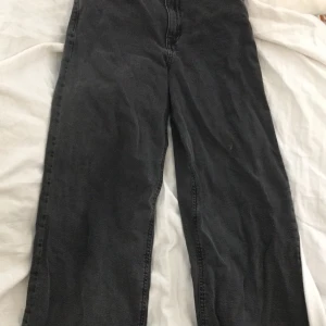 Wide leg jeans - Wide leg jeans som är för små till mig och inte kommer till användning. Läs bion före du köper.